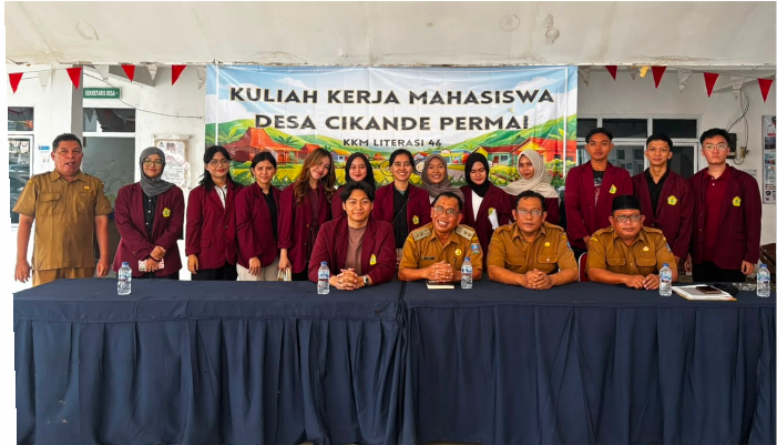 Foto Bersama Mahasiswa KKM Literasi 46 dengan Kepala Desa Cikande Permai beserta Staf